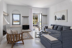 Flat-screen TV, fireplace, DVD player - Aqua Breeze Villas Naxos (Naxos)