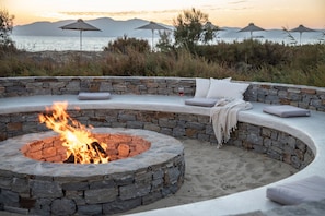 位於海灘上、白沙、躺椅、遮陽傘