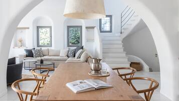 TV de tela plana, lareira, DVD player