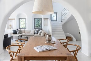 平面電視、壁爐、 DVD 播放機