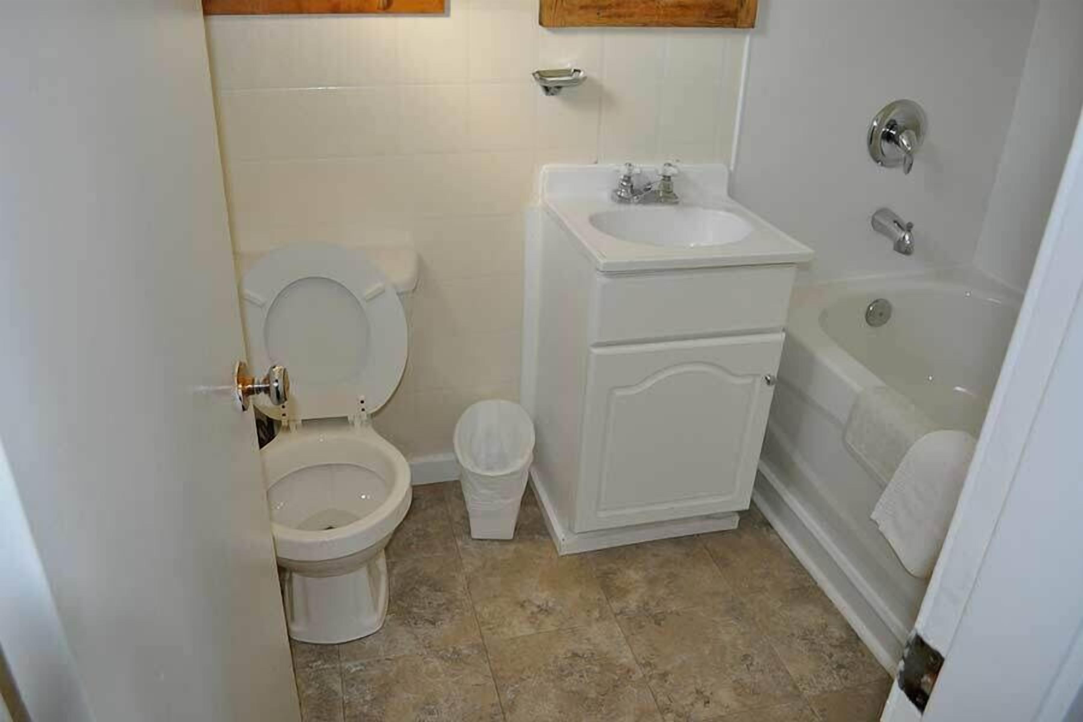 combined shower/bathtub, free toiletries, towels