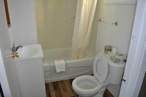 Combined shower/tub, free toiletries, towels