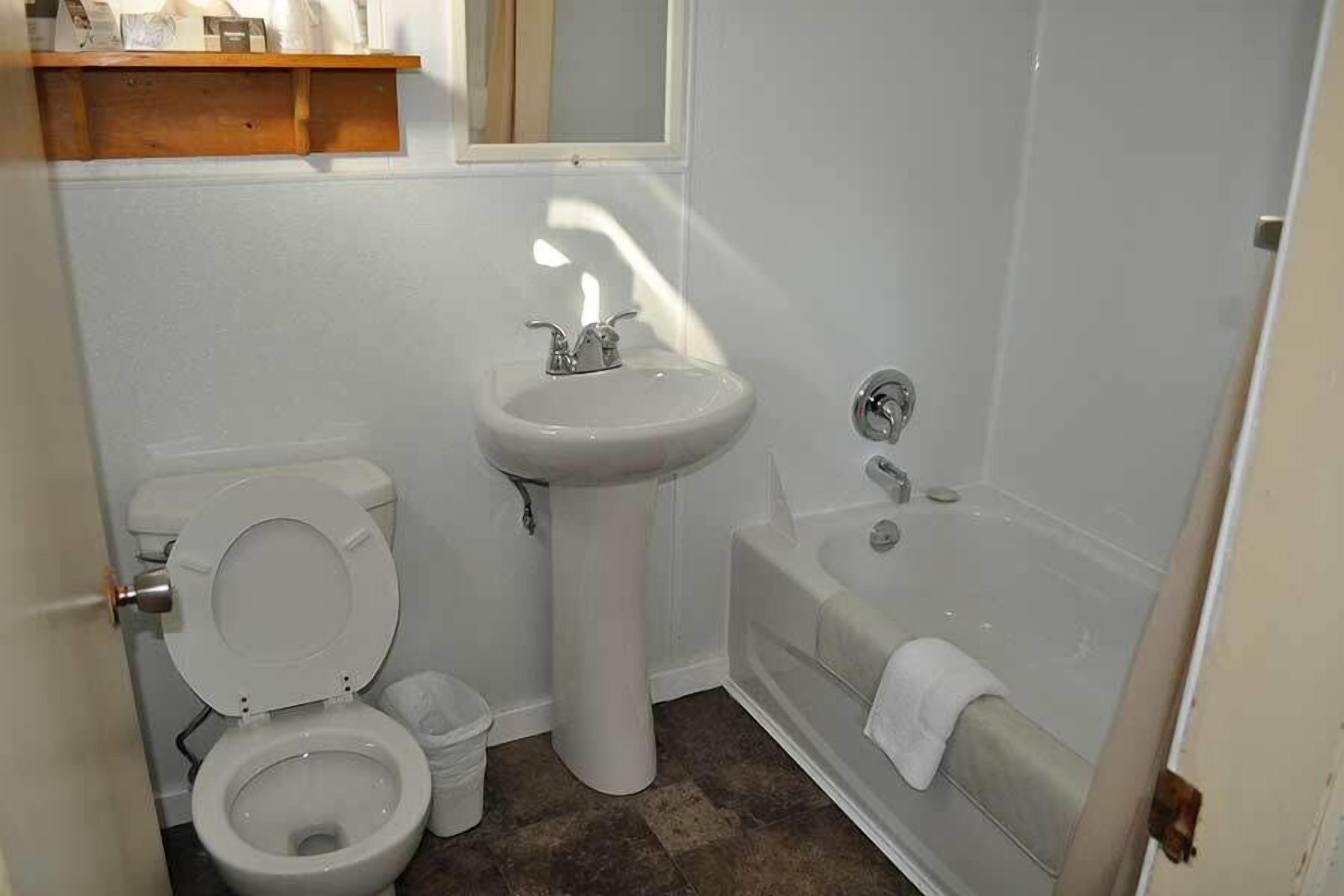 room, 1 double bed, lake view | bathroom | combined shower/bathtub, free toiletries, towels