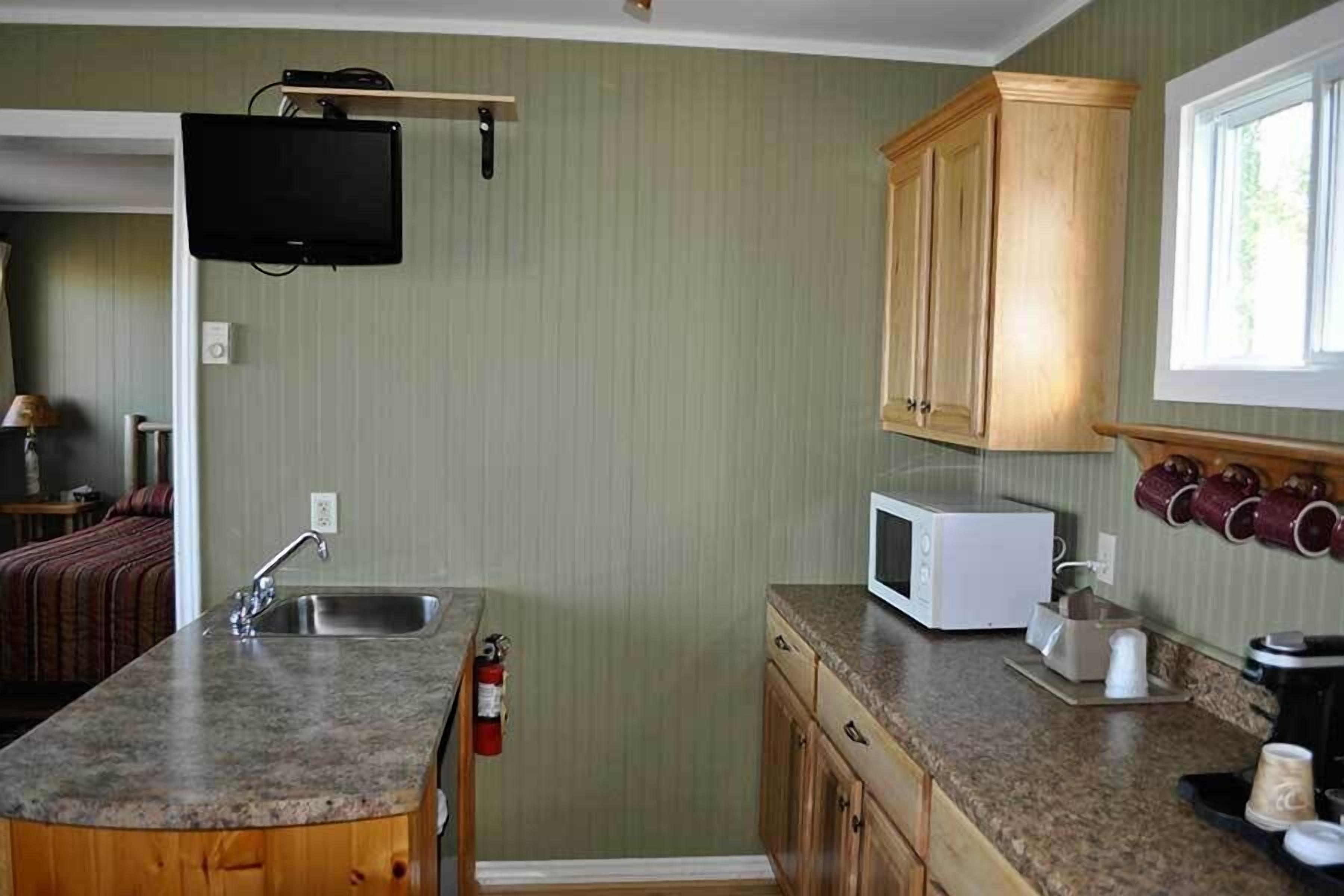 microwave, coffee/tea maker