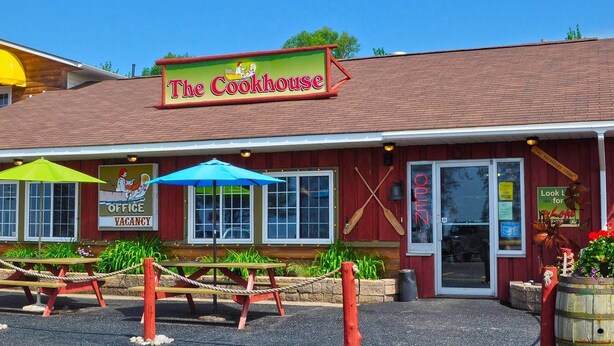 Un edificio rústico con un letrero que dice "The Cookhouse".