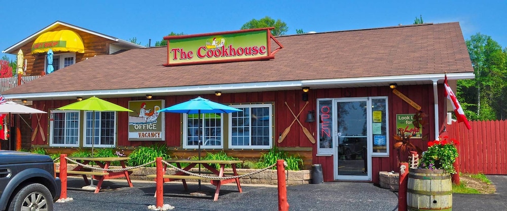 The Voyageur's Lodge and Cookhouse