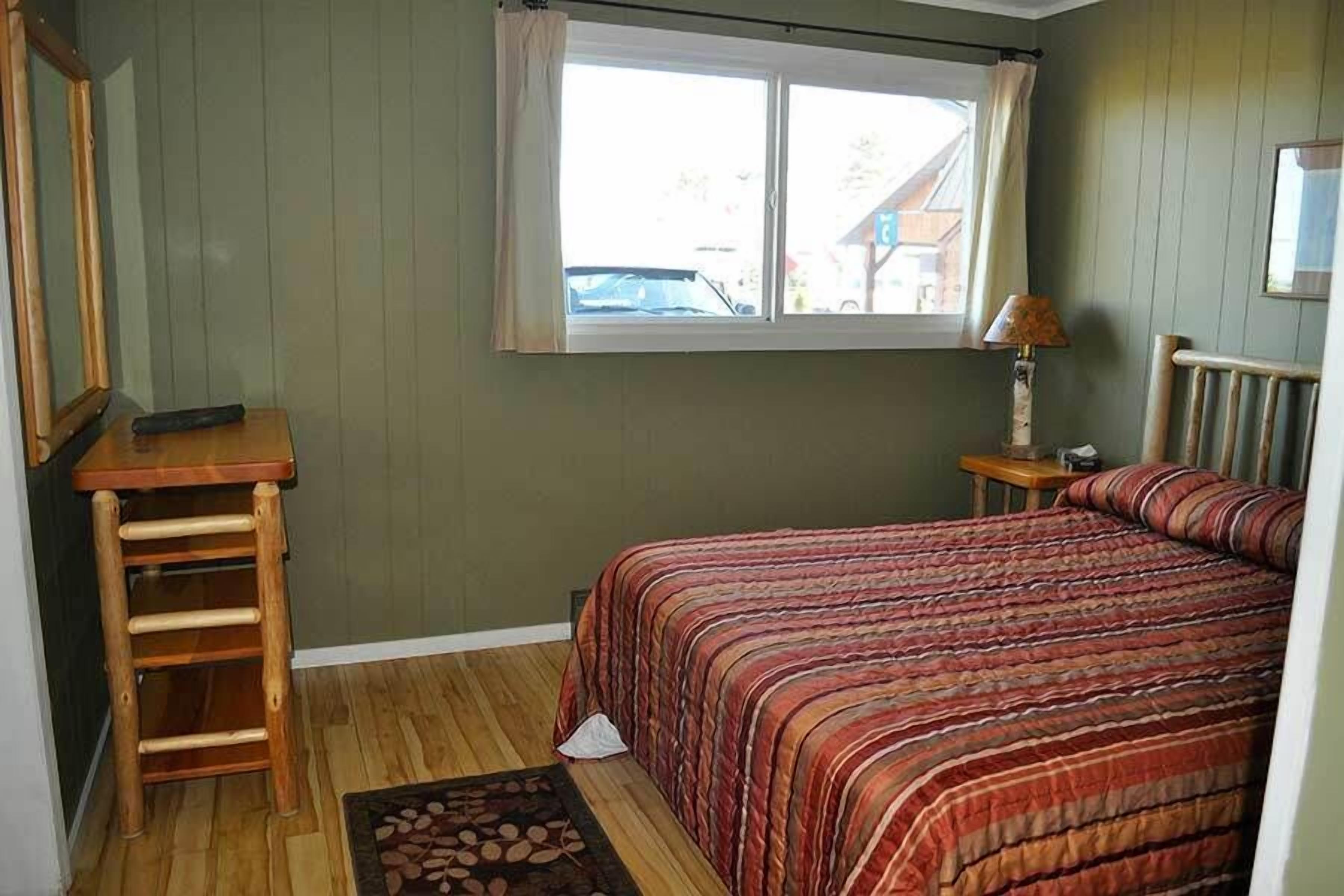 room, 1 queen bed (non lakeview) | rollaway beds, free wifi, bed sheets