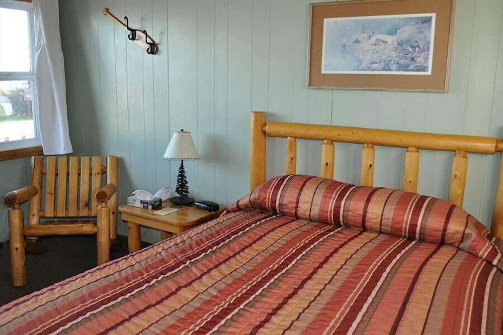 The Voyageur's Lodge and Cookhouse by null