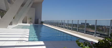 Una piscina al aire libre