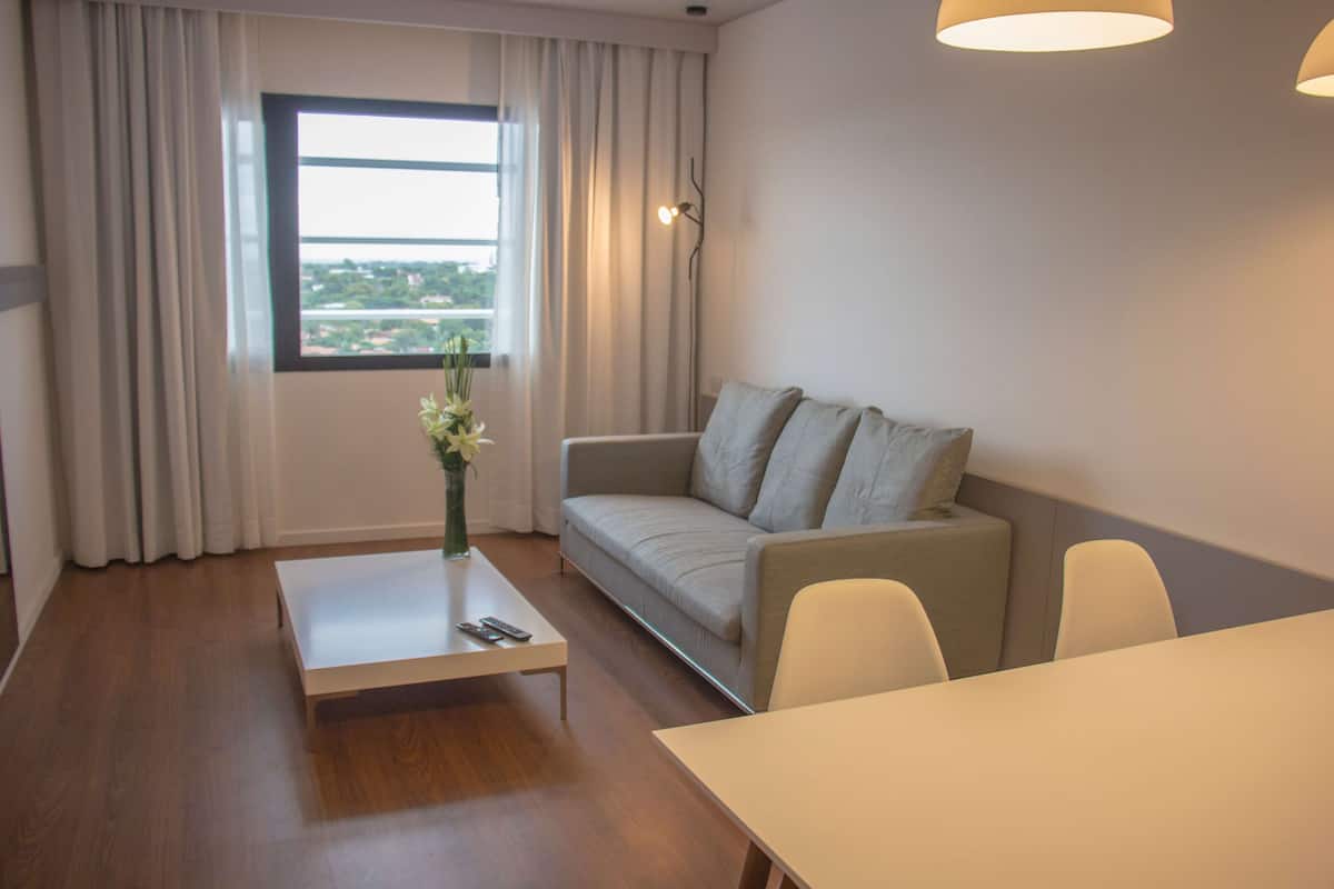Suite, 1 kingsize bed, niet-roken | Luxe beddengoed, een minibar, een kluis op de kamer, een bureau