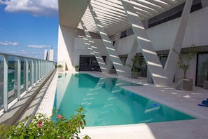 Una piscina al aire libre