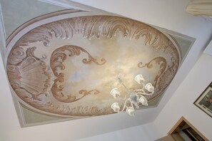 Apartment, Mehrere Betten | Wohnbereich | Flachbildfernseher