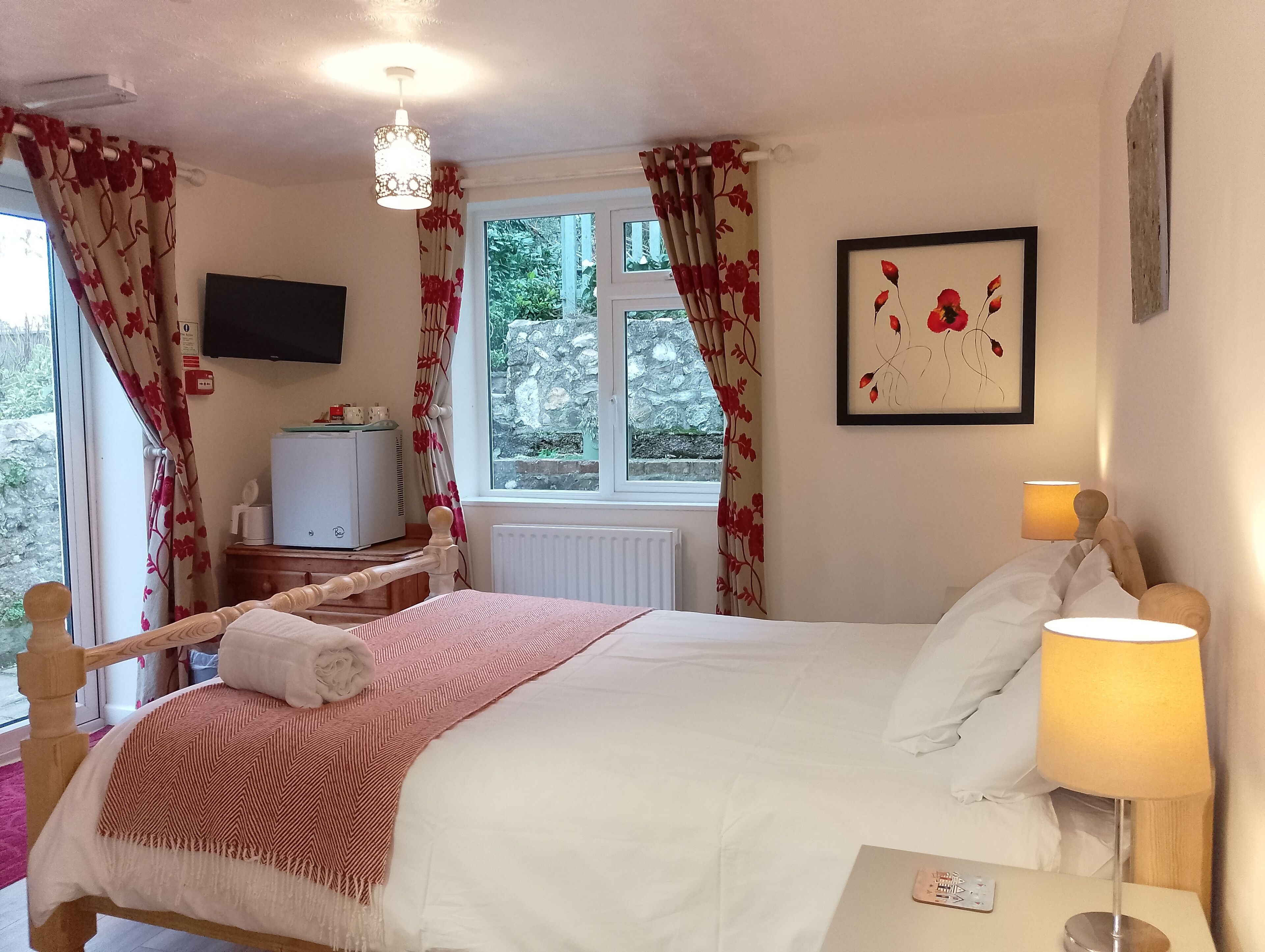 Kamar Double (Room 10) | Seprai premium dan Wi-Fi