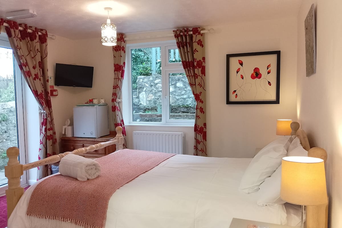 Kamar Double (Room 10) | Seprai premium dan Wi-Fi