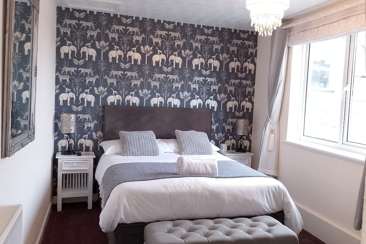 Kamar Double (Room 9) | Seprai premium dan Wi-Fi