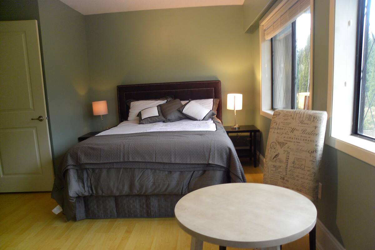 Habitación, 1 cama Queen size, vista al campo de golf | Ropa de cama de alta calidad y tabla de planchar con plancha