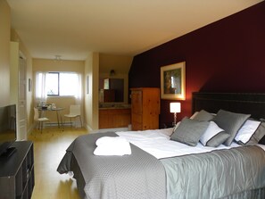 Room, 1 Queen Bed, Ocean View (Golf View) | Premium bedding, iron/ironing board, rollaway beds, free WiFi