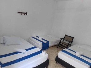 Tabla de planchar con plancha y ropa de cama