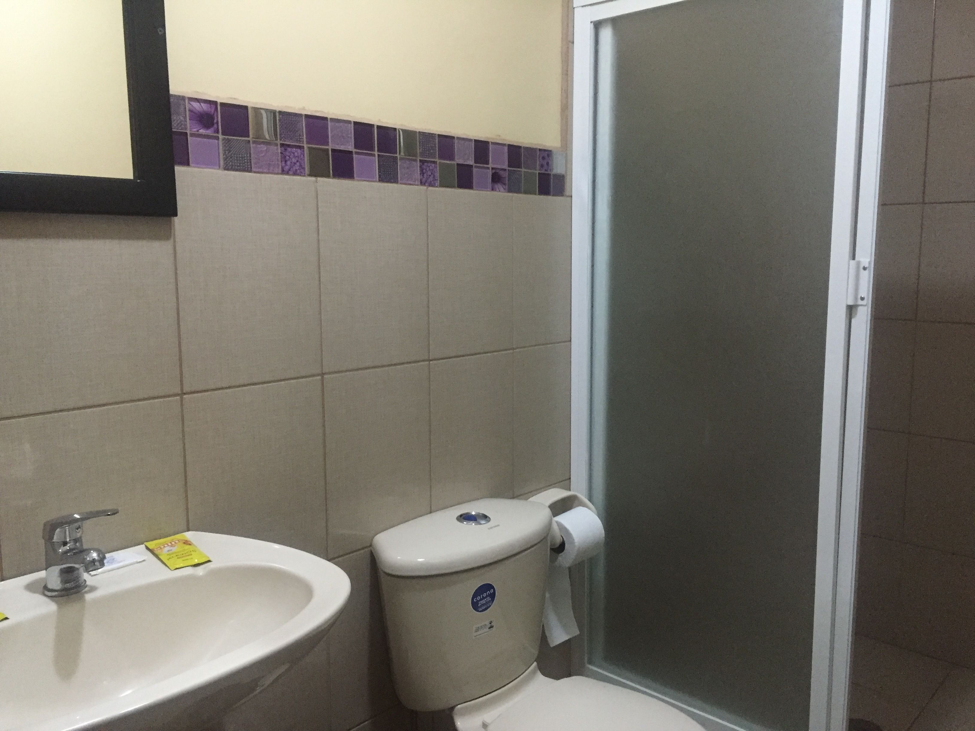 Ein Badezimmer mit Waschbecken, Toilette und Dusche.