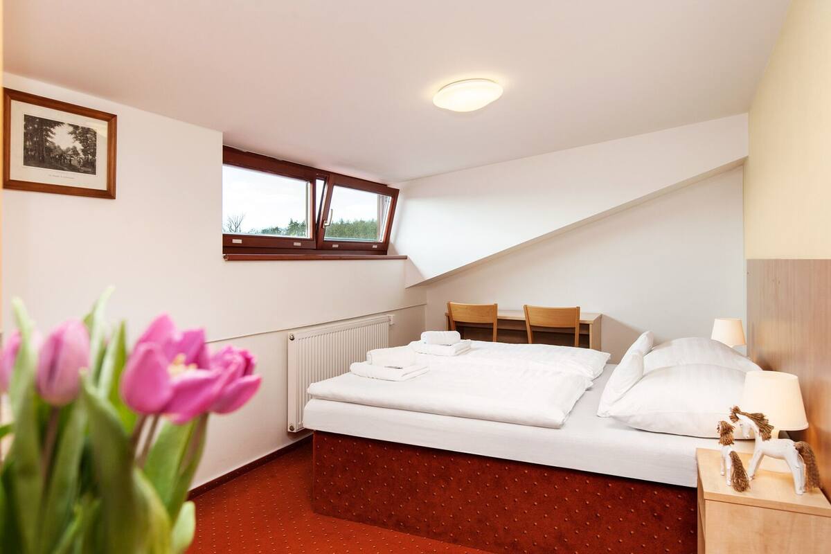 Quarto casal clássico | Cofres nos quartos, escrivaninha, ferros/tábuas de passar roupa