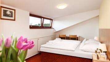 Quarto casal clássico | Cofres nos quartos, escrivaninha, ferros/tábuas de passar roupa