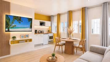 Una sala de estar moderna con una televisión de pantalla plana, una mesa de comedor y un sofá.