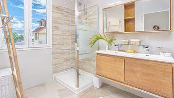 Apartamento Signature | Baño | Ducha, artículos de higiene personal gratuitos y secador de pelo