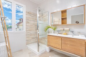Signature appartement | Badkamer | Een douche, gratis toiletartikelen, een haardroger, handdoeken