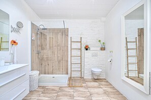 Grand Apartment, Private Bathroom | Bathroom | Shower, free toiletries, hair dryer, towels - Foyal Suites (Fort-de-France)