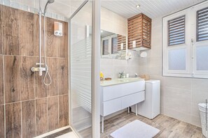 Superior Penthouse, 1 Bedroom | Bathroom | Shower, free toiletries, hair dryer, towels - Foyal Suites (Fort-de-France)