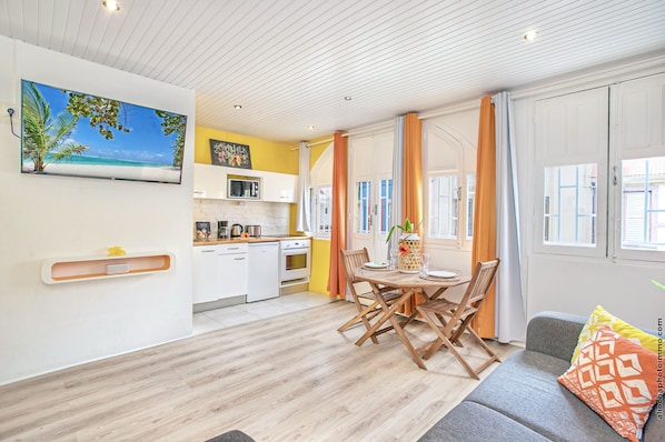 Grand Apartment, Private Bathroom | Living area