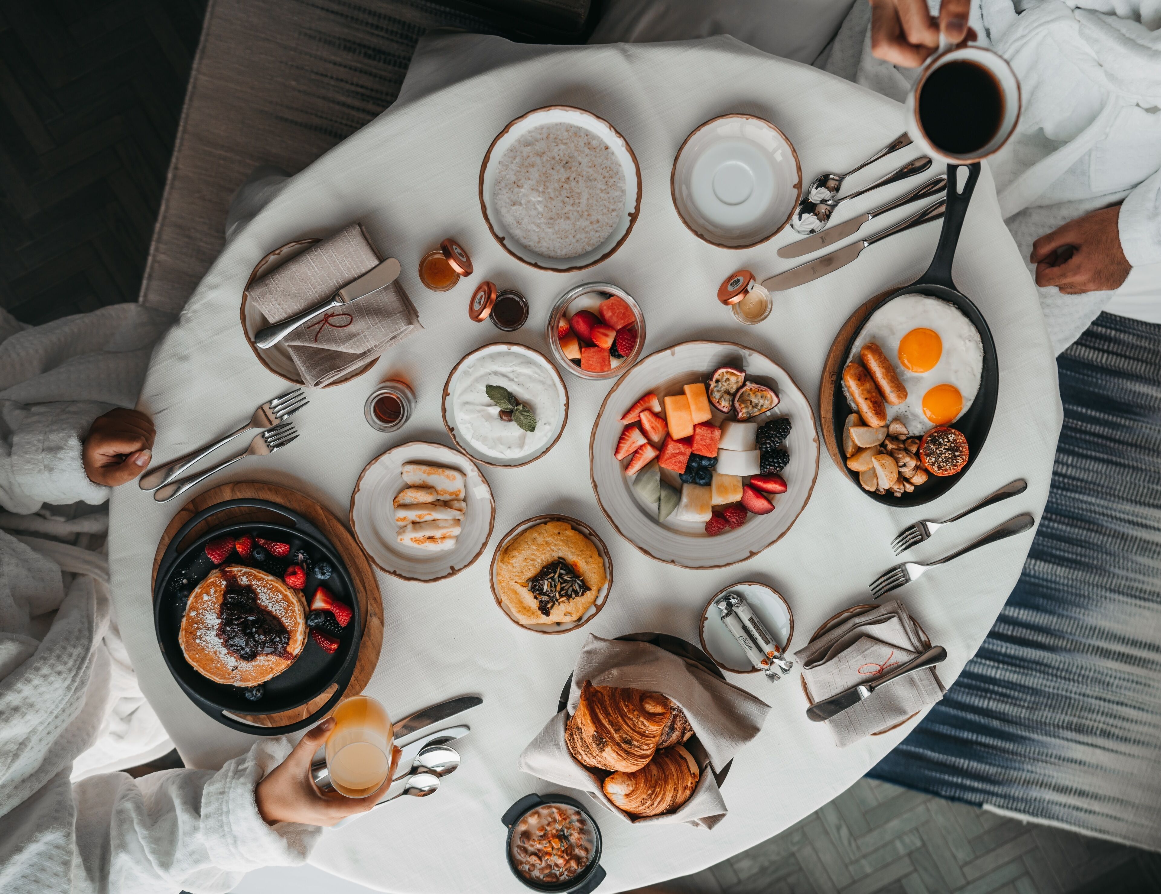 Un buffet de petit-déjeuner proposant divers plats et ustensiles.