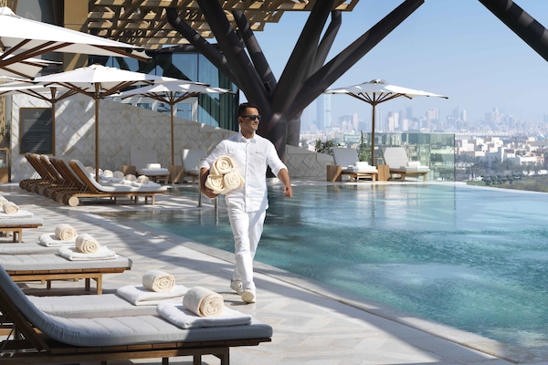 Een binnenzwembad, een buitenzwembad en ligstoelen