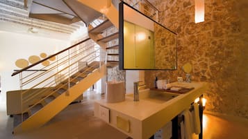 Suite, 1 cama de matrimonio grande (Penthouse) | Baño | Artículos de higiene personal gratuitos, secador de pelo y albornoces