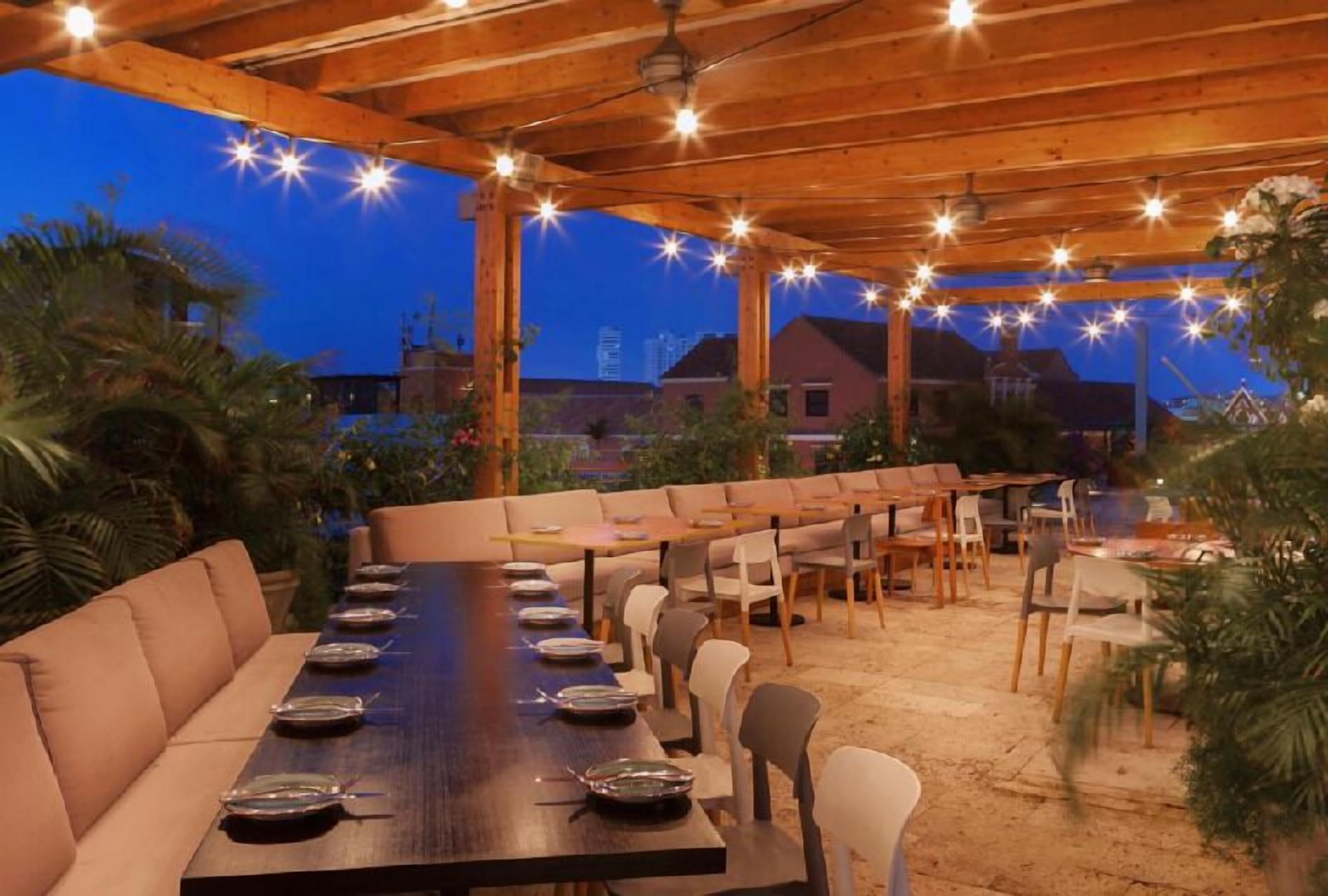 屋外ダイニングエリア | 朝食、ランチ、ディナーに営業