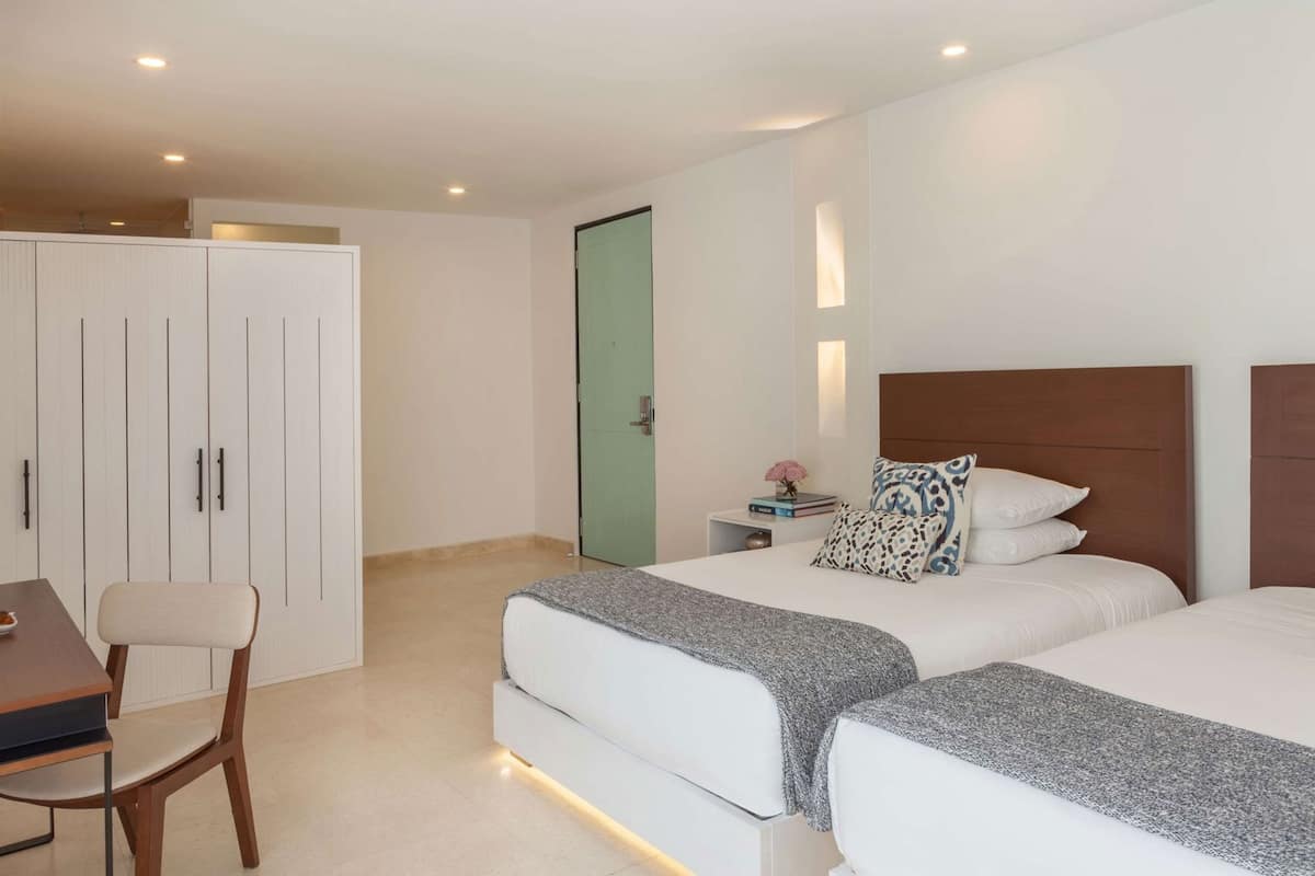 Ropa de cama de alta calidad, colchones con pillow-top y minibar