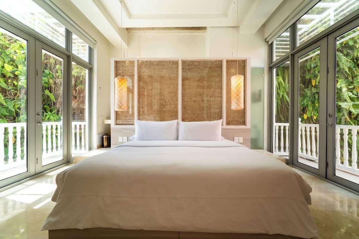 Ropa de cama de alta calidad, camas con pillow-top y minibar