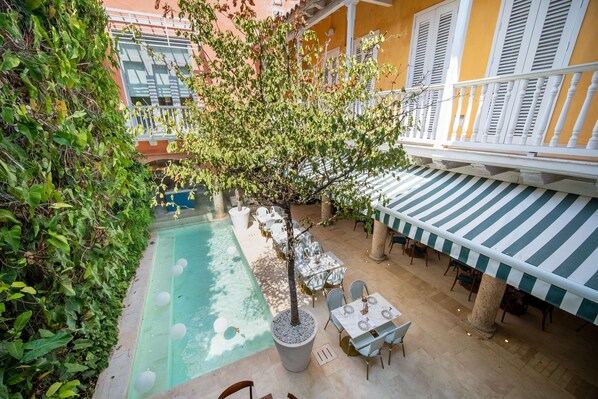 Piscine extérieure, cabanons gratuits, parasols de plage