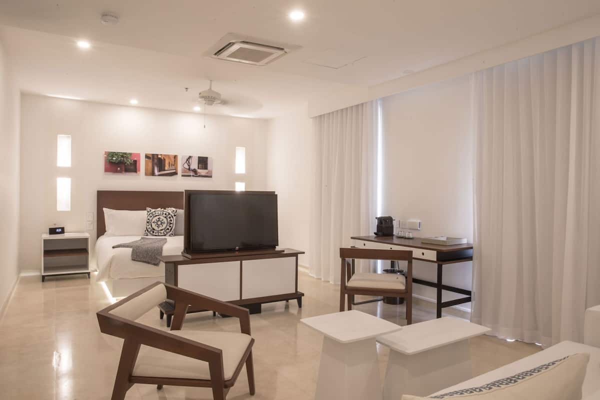 Ropa de cama de alta calidad, colchones con pillow-top y minibar