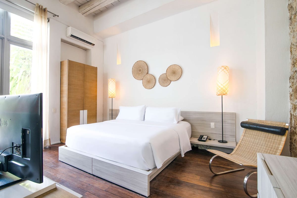 Ropa de cama de alta calidad, colchones con pillow-top y minibar