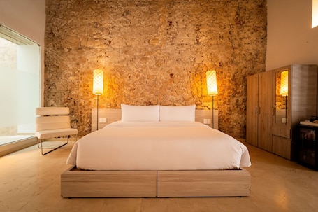 Ropa de cama de alta calidad, colchones con pillow-top y minibar