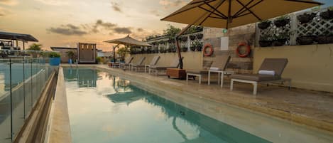 Ulkouima-allas avoinna 8.00–19.00, ilmaisia cabañoita, aurinkovarjoja