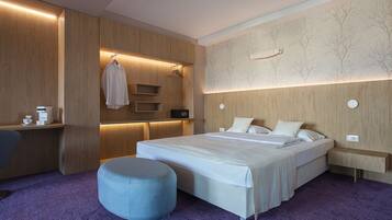 Suite – junior | Sengetøy av topp kvalitet, minibar, safe på rommet og skrivebord