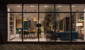 Ein modernes Interieur mit Essbereich, Sofas und einer Treppe zu einer oberen Ebene.