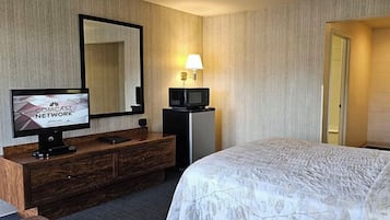 Habitación individual, 1 cama Queen size, acceso para personas con movilidad reducida | Escritorio, tabla de planchar con plancha, wifi gratis y ropa de cama