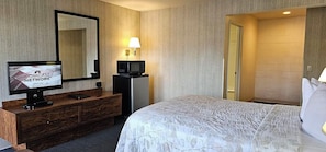Chambre Simple, 1 grand lit, accessible aux personnes à mobilité réduite | Bureau, fer et planche à repasser, Wi-Fi gratuit, draps fournis