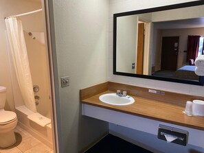 Duschwanne, kostenlose Toilettenartikel, Handtücher