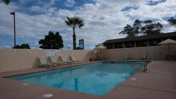 Hồ bơi ngoài trời, ghế dài tắm nắng