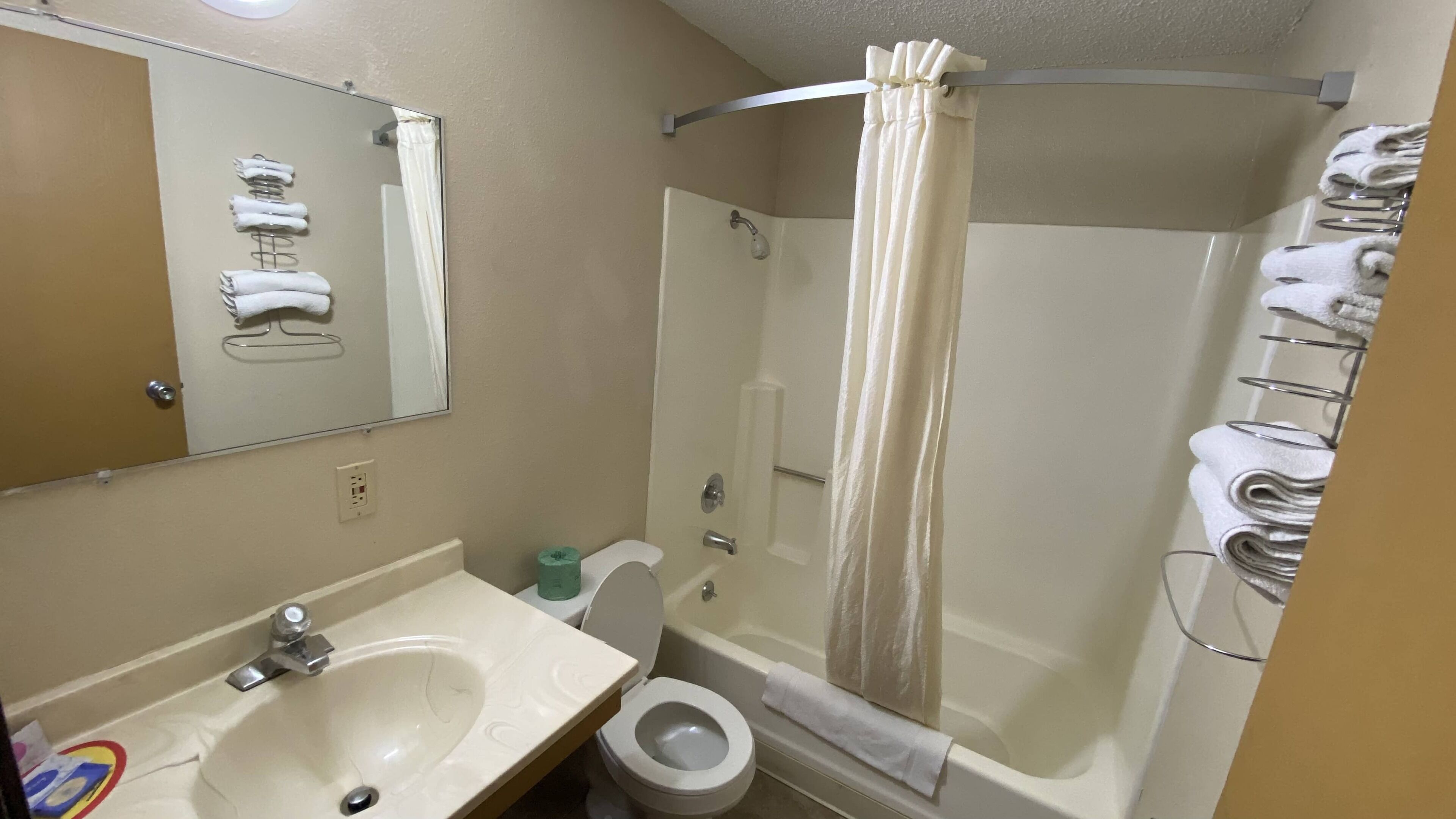 Camera doppia, 2 letti matrimoniali | Bagno | Doccia idromassaggio, set di cortesia gratuito, asciugamani
