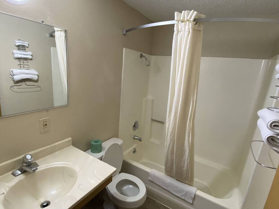 Een badkamer met een wastafel, toilet en douche.